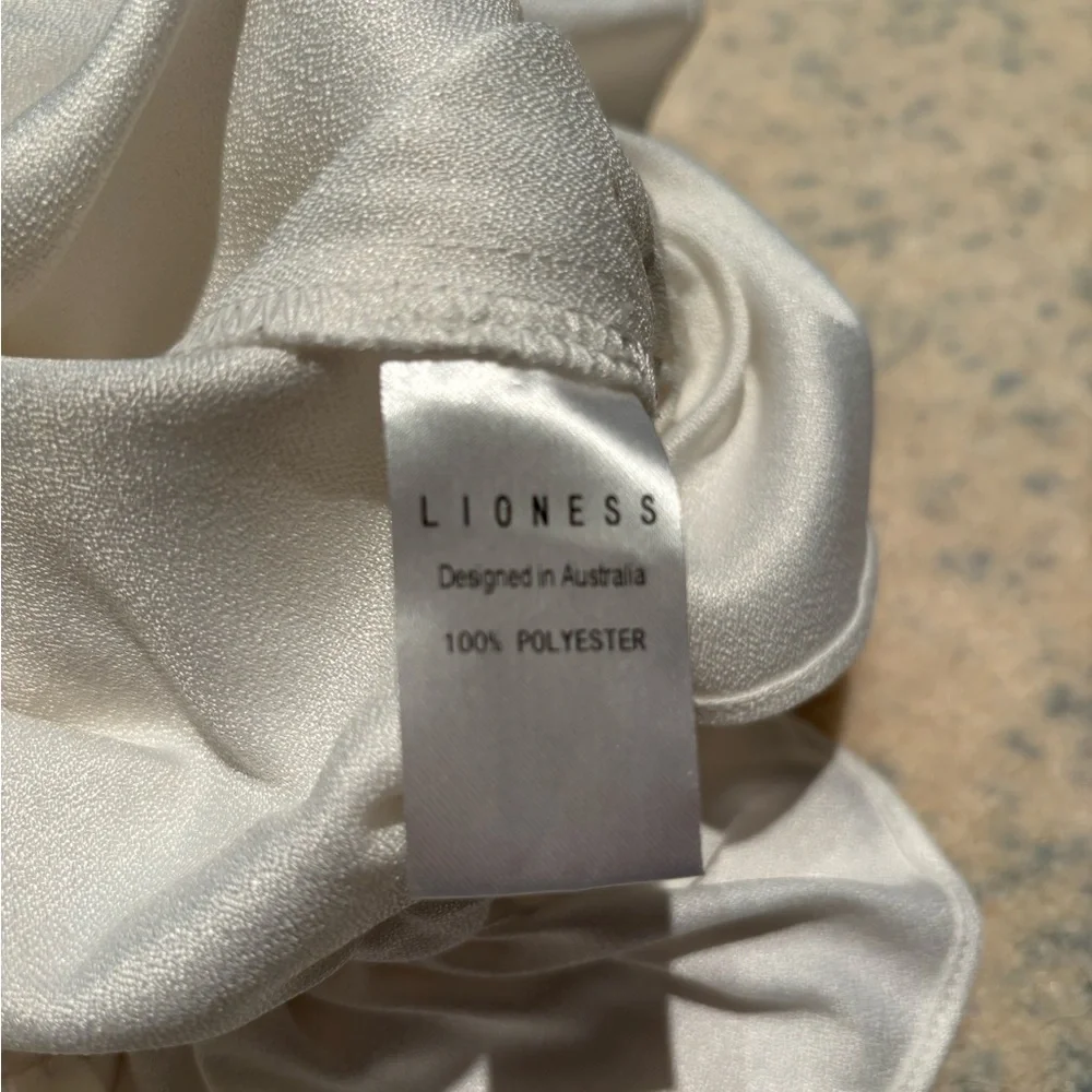 LIONESS small White Ruffled Crop Top tie front, puffy sleeves - Picture 7 of 8